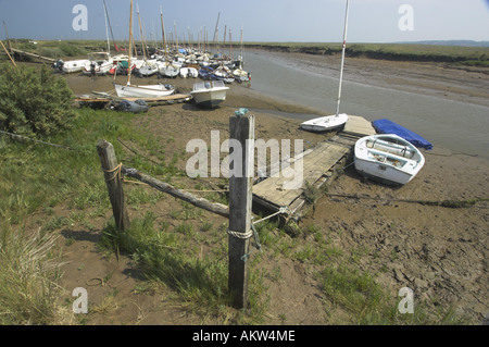 Norfolk tidal creek con imbarcazioni da diporto Morston Norfolk Luglio Foto Stock