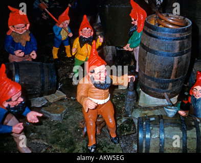 Raffigurazione di gnomi distillazione di liquori al Fairyland Caverns, Rock City Gardens, Lookout Mountain, Tennessee, Stati Uniti d'America, c. 1955 Foto Stock