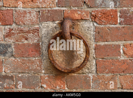 Un anello di ferro arrugginito nel muro di mattoni di Shoreham Fort risalente alle guerre Napoleoniche Shoreham Sussex Regno Unito 08 agosto 2006 Foto Stock