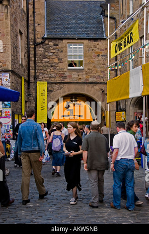 Pleasance cortile durante la Edinburgh Fringe Festival Scozia UK Foto Stock