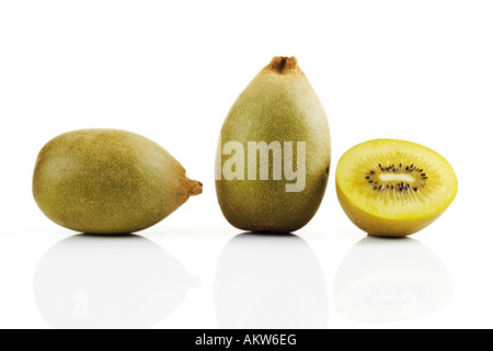 Intero e dimezzato kiwi, close-up Foto Stock