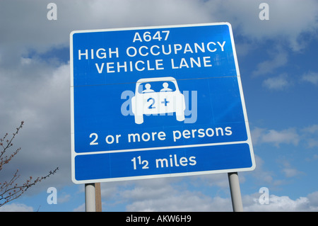 Alta occupazione della corsia del veicolo per incoraggiare la condivisione di auto in Leeds Yorkshire Inghilterra Foto Stock
