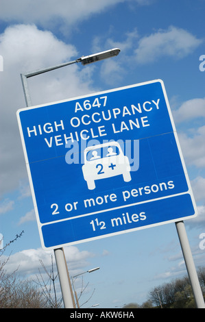 Cartello stradale per alta occupazione della corsia del veicolo a Leeds, Inghilterra Foto Stock