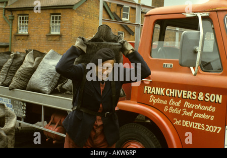 Coalman trasportano il sacco di carbone, Wiltshire, 1986. Foto Stock