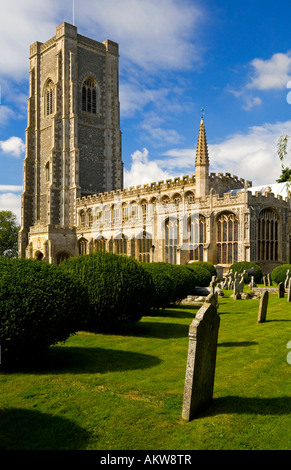 La Chiesa dei Santi Pietro e Paolo a Lavenham village Suffolk Inghilterra orientale REGNO UNITO con le lapidi in primo piano Foto Stock