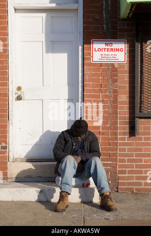 Black Afro American uomo sotto nessun segno di movimenti anomali Baltimore, Maryland Foto Stock