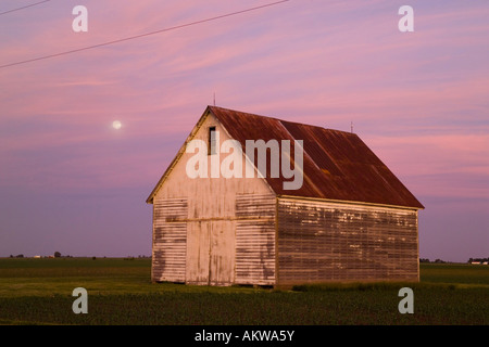 Il tramonto e il sorgere della luna in un fienile in Champaign County Illinois Foto Stock