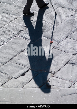 La gente nelle piazze centrali al tramonto Foto Stock