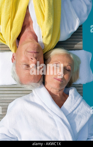 Germania, coppia Senior relax su jetty Foto Stock