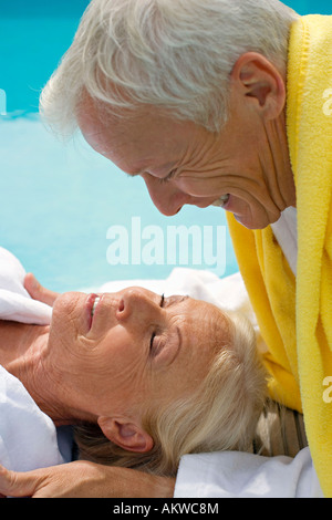 Germania, coppia Senior relax su jetty Foto Stock