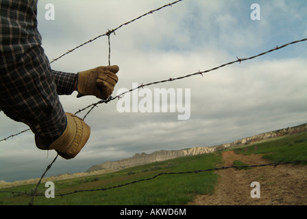 La riparazione di un recinto sul campo di registrazione Ranch North Dakota Foto Stock