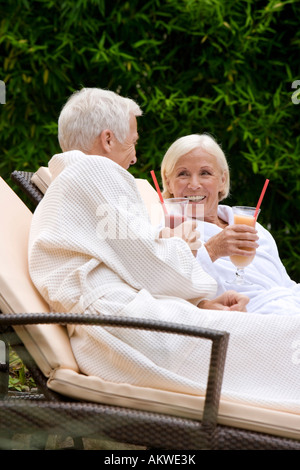 Germania, coppia senior frullato potabile in spa Foto Stock