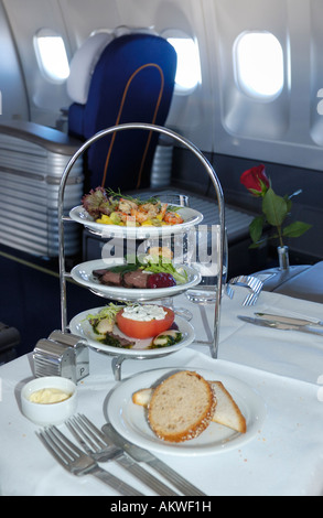 Una torre di antipasti serviti in Lufthansa prima Classe (Airbus A343, in volo) Foto Stock