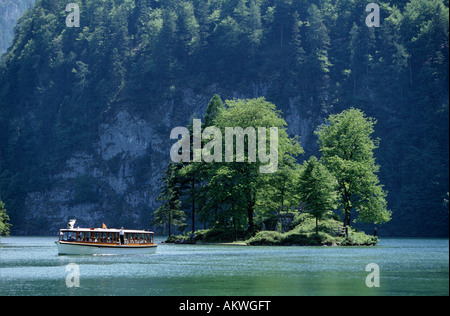 In Germania, in Baviera, Berchtesgadener Land, la barca turistica su Koenigssee Foto Stock