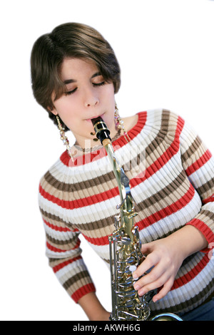 Ragazza adolescente suona alto sassofono Foto Stock