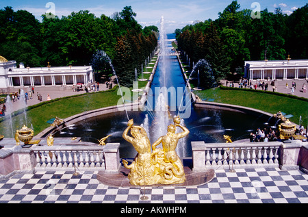 Statue dorate di presiedere a fontane nel giardino di Pietro il Grande il palazzo estivo petrodvorets Foto Stock