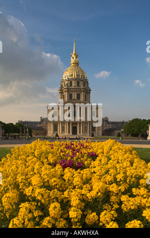Fiori, tomba di Napoleone, Hotel des Invalides Parigi Francia Foto Stock