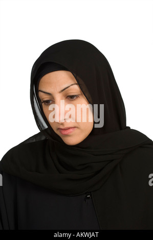 Donna musulmana vestita di nero Hijab velo Foto Stock