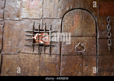 L'Italia, Alto Adige, il Portrait di un uomo dietro le sbarre Foto Stock