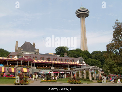 I turisti al di fuori Edgewaters Bar e Grill di fronte la Torre Skylon in Niagara Falls, Ontario Canada Foto Stock