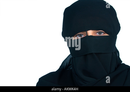 Donna musulmana vestita di nero hijad velo Foto Stock