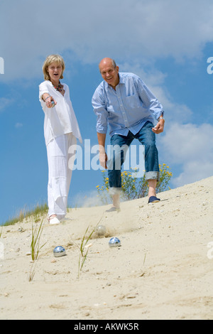 Coppia matura giocando a bocce Foto Stock