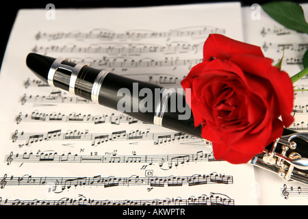 Clarinetto sul foglio di musica con red rose Foto Stock