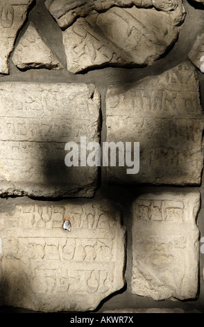 Il Muro del pianto presso il cimitero ebraico di Kazimierz nel vecchio quartiere ebraico, Cracovia, in Polonia e in Europa orientale. Foto Stock