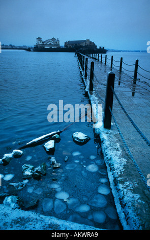 Congelati acqua di mare a bordo del lago marino Weston super Mare Somerset nel gennaio 1996 Foto Stock