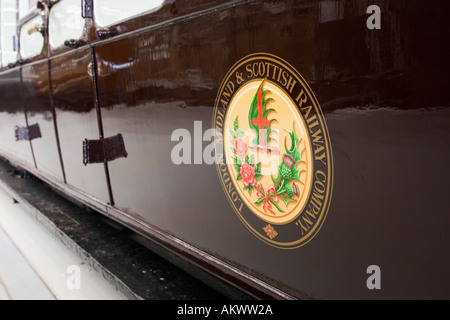 London Midland Scottish LMS insegne ferroviarie su un carrello marrone Foto Stock