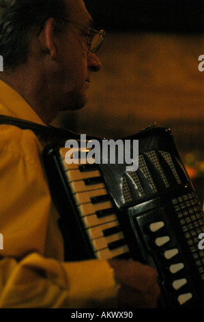 Suonatore di bandoneon en el florindito club en la havana Foto Stock