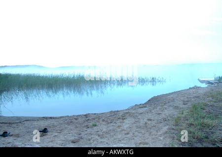 Un paesaggio di un grande lago misty in Kuopio FINLANDIA Foto Stock