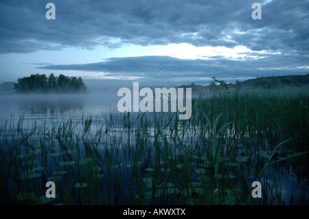 Un paesaggio di un grande lago misty in Kuopio FINLANDIA Foto Stock