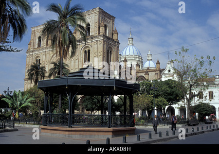 Parque Calderon e la nuova cattedrale o la Catedral de la Inmaculada Concepción a Cuenca, Ecuador Foto Stock