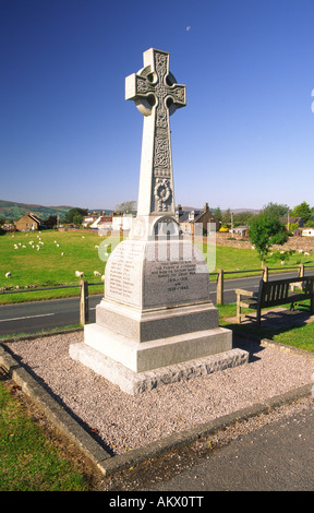 Monumento ai caduti in guerra a fianco della A76 con il piccolo villaggio di Closeburn dietro la strada trafficata Nithsdale Scotland Regno Unito Foto Stock