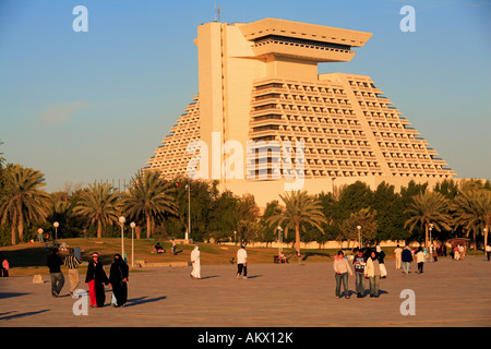 Il Qatar Doha, promenade sulla Corniche con Sheraton Doha in background Foto Stock