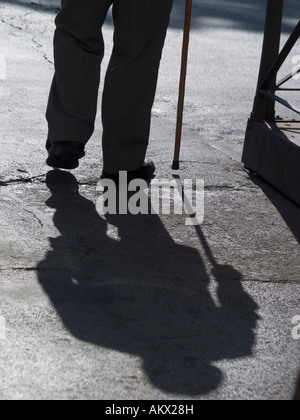 La gente nelle piazze centrali al tramonto Foto Stock