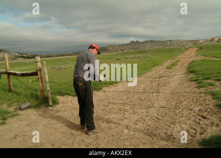 La riparazione di un recinto sul campo di registrazione Ranch North Dakota Foto Stock