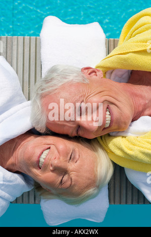Germania, coppia Senior relax su jetty Foto Stock