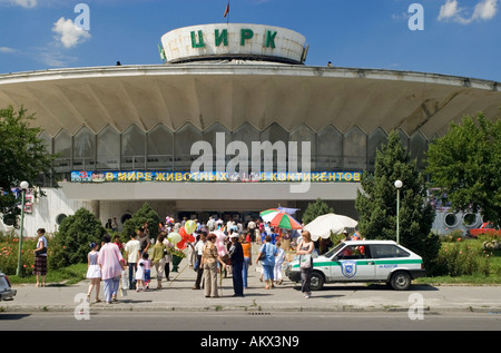 Persone di andare al circo, Bishkek (Frunse), il Kirghizistan Foto Stock