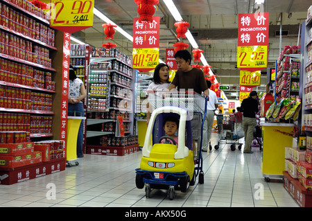 I consumatori cinesi negozi in un supermercato Carrefour a Beijing in Cina 12 Set 2006 Foto Stock