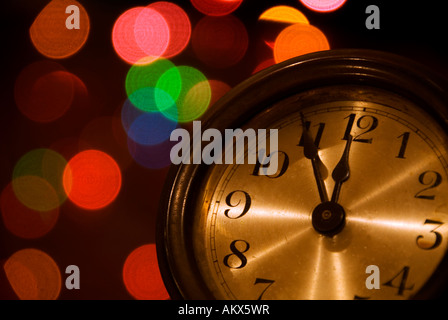 Nuovo anno mezzanotte 12 dodici orologio clockface luci Foto Stock