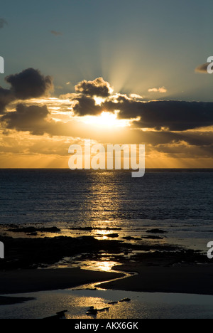 Dh spiaggia WARBETH ORKNEY tramonto oltre Oceano Atlantico settentrionale Foto Stock