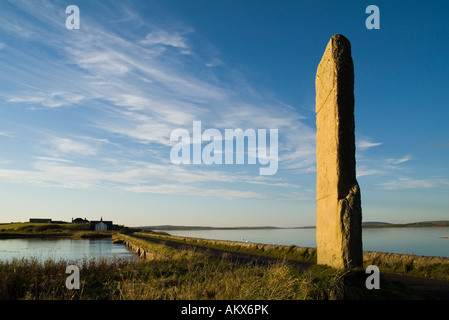 dh Guarda pietra STENNESS ORKNEY Neolitico in piedi pietra Loch Stenness E Loch Harray Causeway preistorico patrimonio della gran bretagna Foto Stock