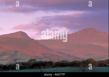 Rosso tramonto del Brecon Beacons Powys con Pen y Fan (886 m a destra) e Cribyn (795 m a sinistra) Foto Stock