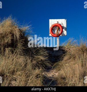 Salvagente nelle dune sulla spiaggia di Alnmouth, Northumberland Foto Stock