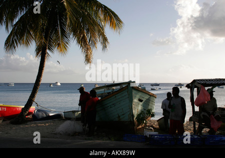 Mercato del pesce alla fine di una giornata sulla costa ovest di Barbados vicino a Port St Charles Foto Stock