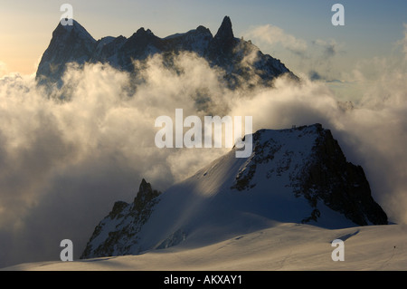 Nuvole di sera nelle Alpi Savoie, Les Grandes Jorasses, Dent du Geant, Alta Savoia, Francia Foto Stock