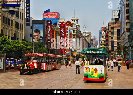 La via principale dello shopping (Nanjing Donglu), Shanghai, Cina Foto Stock