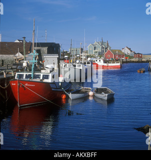 Lobster Boat legata a un dock di Peggy's Cove Harbour Nova Scotia Canada Foto Stock